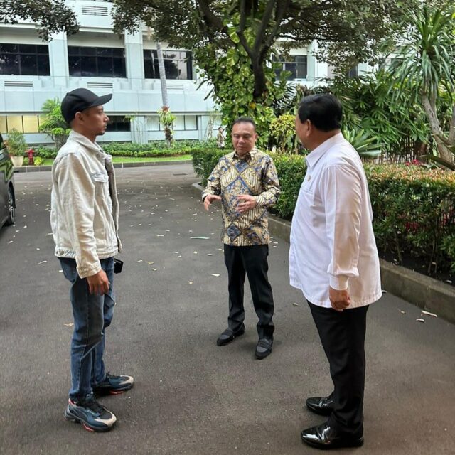 Koordinator Sekber Prabowo-Gibran Fauzi Baadila (bertopi)