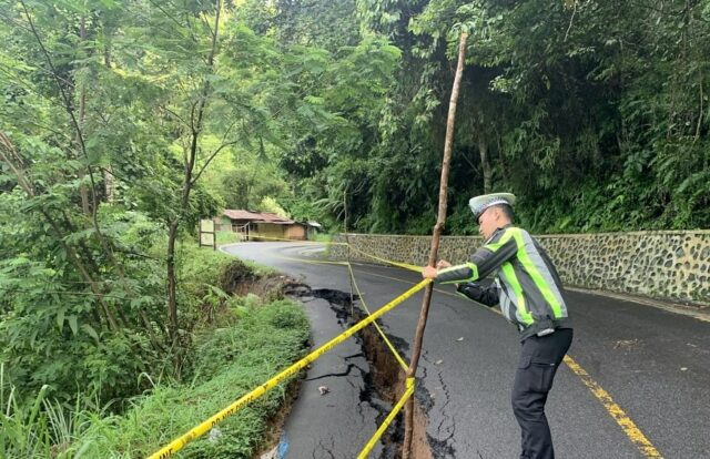 Jalur Liku Sembilan Ambles