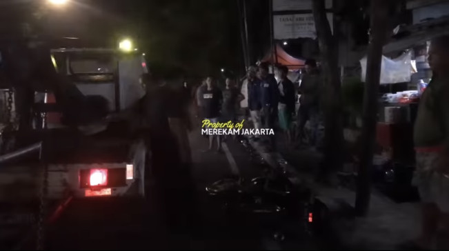 Pengendara Motor Tak Sadarkan Diri Akibat Adu Banteng di Kebayoran Lama