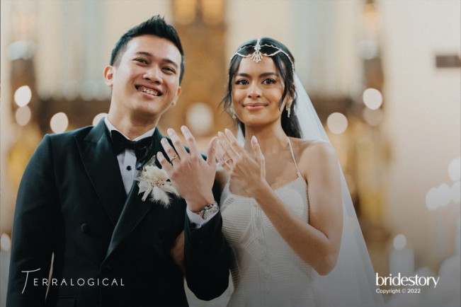 Dihiasi Palet Monokromatik, Eva Celia dan Demas Resmi Menikah