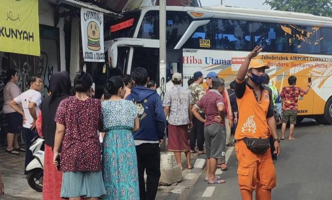 Tabrak Showroom di Jakarta Timur, Sopir Bus Jalani Pemeriksaan