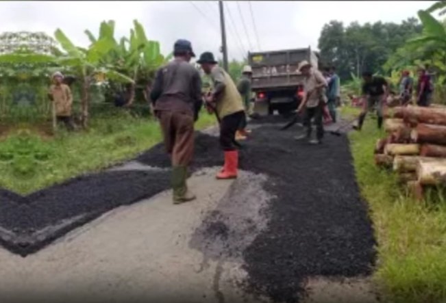 Sejumlah warga memperbaiki jalan secara swadaya. [Instagram]