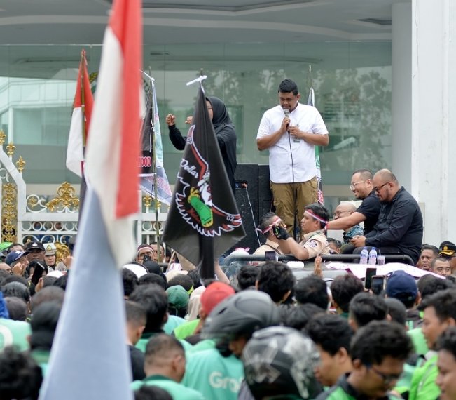 Gubernur Sumut Bobby Nasution menerima keluhan  para driver ojek online yang melakukan aksi unjuk rasa. [Dok Ist] 