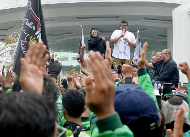Gubernur Sumut Bobby Nasution saat menerima driver ojek online yang melakukan aksi demo. [Dok Ist]