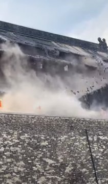 Atap menara Genderang Fengyang di China runtuh dan nyaris menimpa wisatawan. [Instagram @amigdalanews]