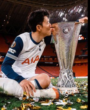 Son Heung-min cium trofi Piala Liga Europa 2024/2025 setelah timnya Tottenham Hotspur berhasil juara. [Instagram @spursofficial]