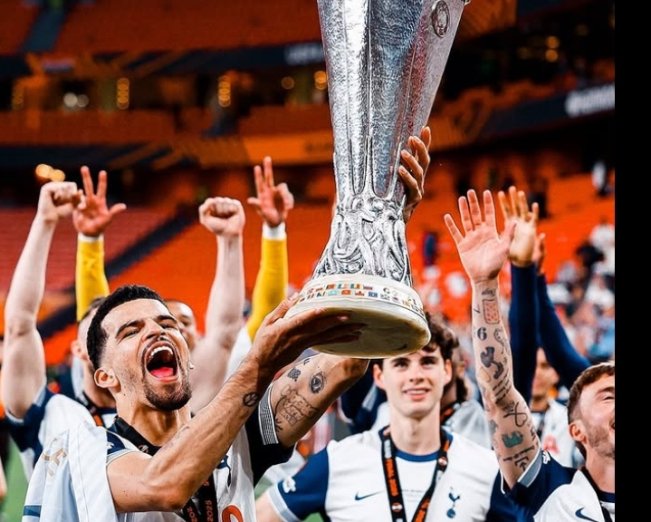 Para pemain Tottenham Hotspur mengangkat trofi Piala Europa 2024/2025 usai menaklukan MU. [Instagram @spursofficial]