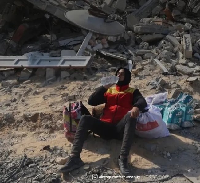 Seorang relawan memperlihatkan kondisi rumah yang hancur di Gaza akibat serangan Israel. [Instagram]