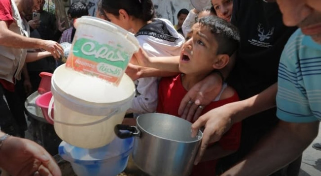 Warga Palestina di Gaza mengantri makanan setelah diblokade hampir tiga bulan lamanya. [Instagram]