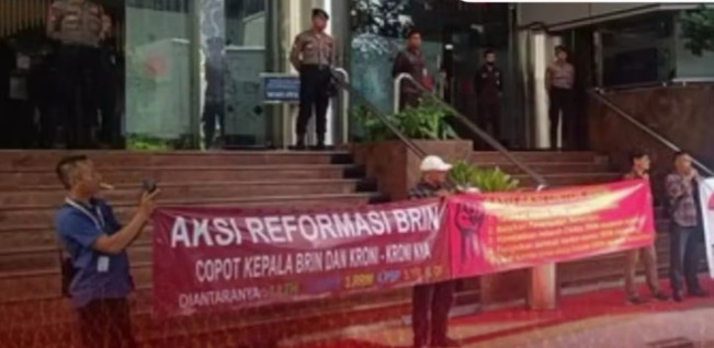 Sejumlah ASN BRIN lakukan aksi demo di depan kantor menuntut pimpinan BRIN dicopot. [Instagram]