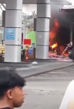 15 armada pemadam kebakaran dikerahkan untuk memadamkan api di SPBU Gedong Tengen. [Instagram]