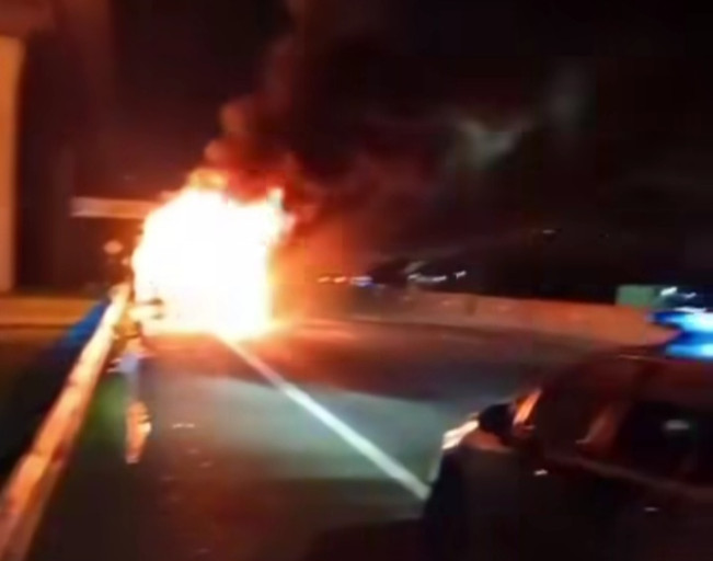 Mencekam! Bus Wisata Bawa Rombongan Siswa SD Ludes Terbakar di Tol Cikampek
