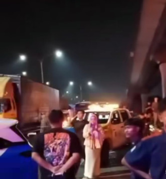Kebakaran bus wisata mengangkut siswa SD di Tol Cikampek menyebabkan kemacetan panjang. [Ss Capture Instagram @infojawabarat]