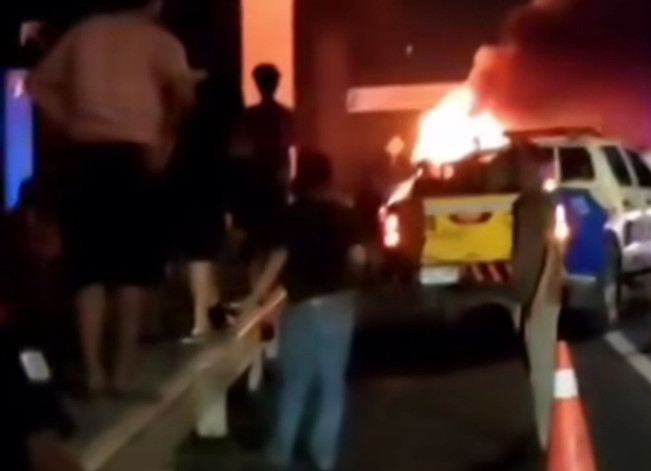 Bus yang mengangkut siswa SD terbakar hebat di ruas Tol Jakarta-Cikampek, tepatnya Kilometer 47 wilayah Karawang, Jawa Barat. [Ss Capture Instagram@Infojawabarat]
