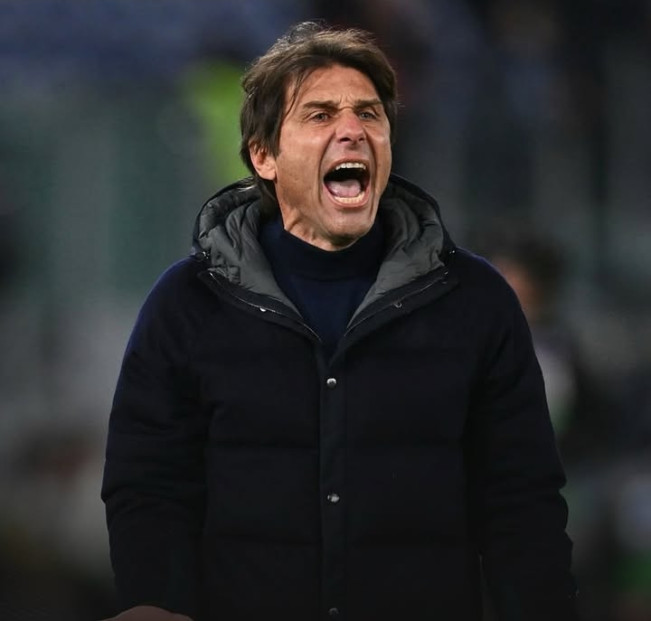 Tingginya tekanan dari orang-orang terdekat membuat Antonio Conte memilih bertahan di Napoli. [Instagram] 