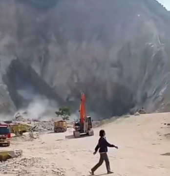 Longsor tambang batu alam di Gunung Kuda di Desa Cipanas, Kecamatan Dukupuntang, Kabupaten Cirebon, Jawa Barat, disebut sisamaterial longsor sebelumnya. [Instagram] 