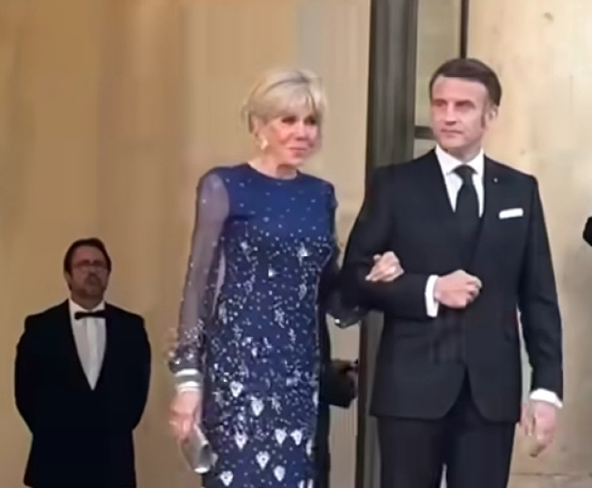Momen kedkatan Presiden Prancis Emmanuel Macron dan istrinya Brigitte. [Instagram] 