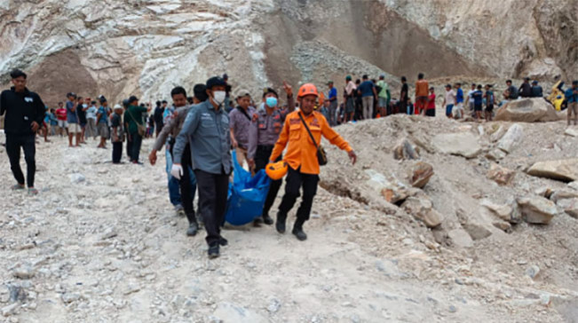 Petugas gabungan mengevakuasi korban tewas akibat Longsor di Gunung Kuda Cirebon. [BNPB]