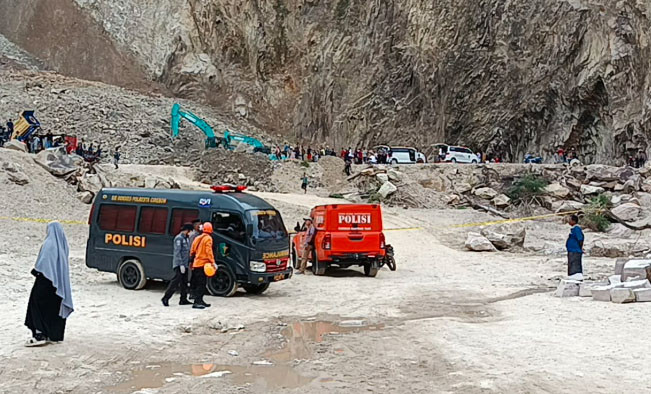 Petugas gabungan melakukan evakuasi terhadap korban longsor di Tambang Gunung Kuda Cirebon. [BNPB]