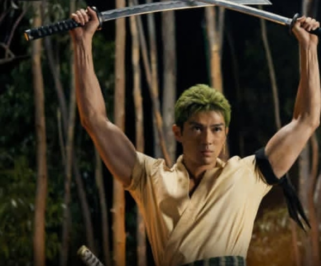 Roronoa Zoro, pendekar pedang tiga yang diperankan oleh Mackenyu. [Instagram]