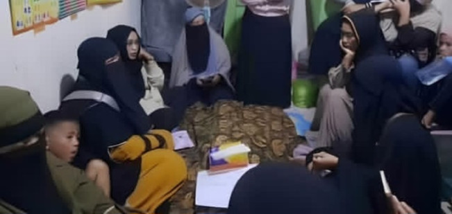 Para jiran tetangga melayat MRA siswa SD di Makassar yang diduga tewas dikeroyok temannya. [Instagram]