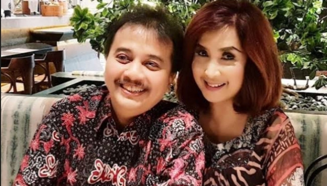 Momen kedekatan Roy Suryo dan istrinya Ismarindayani Priyanti.  [Int]