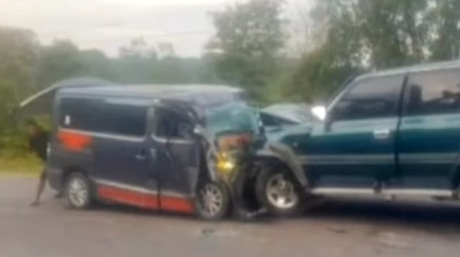 Toyota Land Cruiser 'Laga Kambing' dengan Ambulans, Sopir dan Pasien Tewas