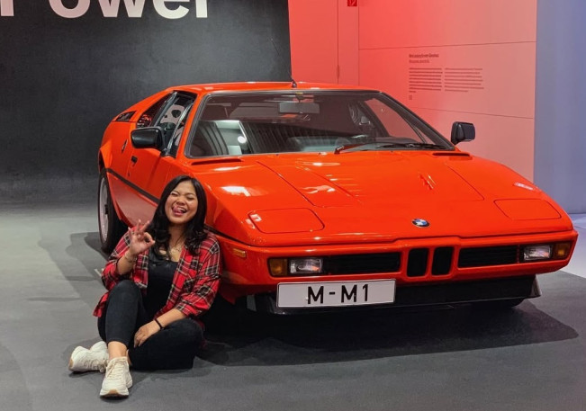 Liana Saputri dan koleksi mobil mewahnya. [Instagram]