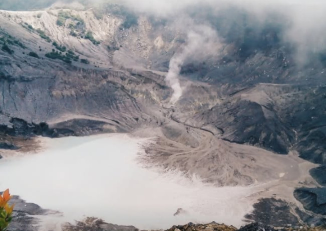 Ilustrasi aktivitas Gunung Tangkuban Parahu alami peningkatan. [Instagram]