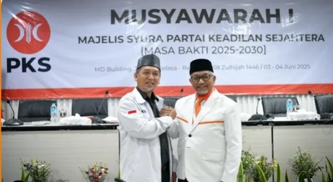 Al Muzzammil Yusuf (Presiden PKS) dan Muhammad Sohibul Iman (Ketua Majelis Syura) yang baru terpilih. [Instagram]