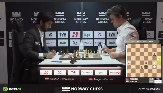 Pecatur nomor satu dunia Magnus Carlsen (baju putih) sempat emosi dan menggebrak meja saat kalah dari pecatur muda Gukesh Dommaraju. [Instagram]