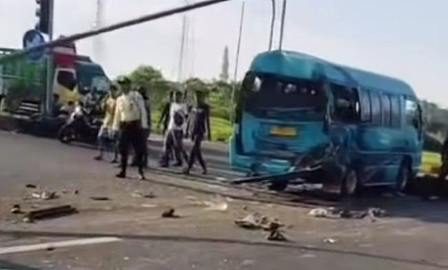 Penampakan mobil remuk akibat kecelakaan maut di Exit Tol Purwodadi. [Instagram]
