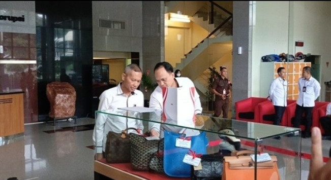 KPK melakukan lelang terhadap sejumlah barang rampasan dari para koruptor. [Instagram]