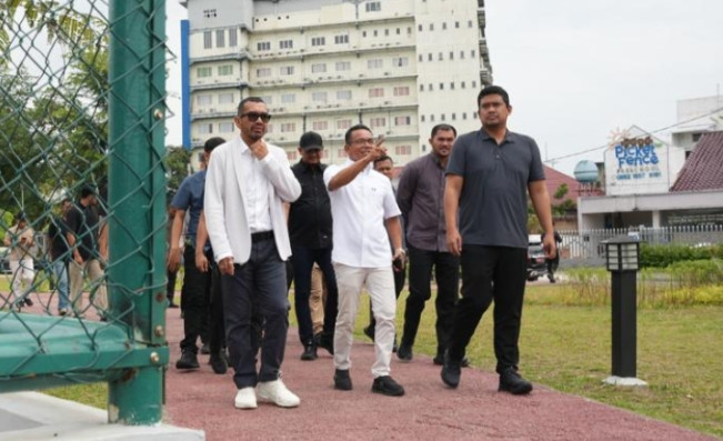 Exco PSSI Arya Sinulingga bersama Gubernur Sumut Bobby.Nasution saat meninjau Lapangan Kebun Bunga Medan. [Dok Pemprovsu]