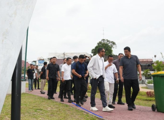 Gubernur Sumut Bobby Naustion bersama Exco PSSI Arya Sinulingga saat meninjau Lapangan Kebun Bunga Medan. [Dok Provsu]