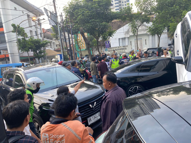 Suasana di lokasi kecelakaan beruntun di Jalan HM Yamin Medan. [Istimewa]