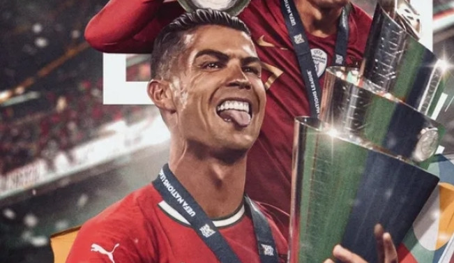 Christiano Ronaldo angkat trophy usai timya berhasil menjuarai UEFA Nations League. [Instagram]