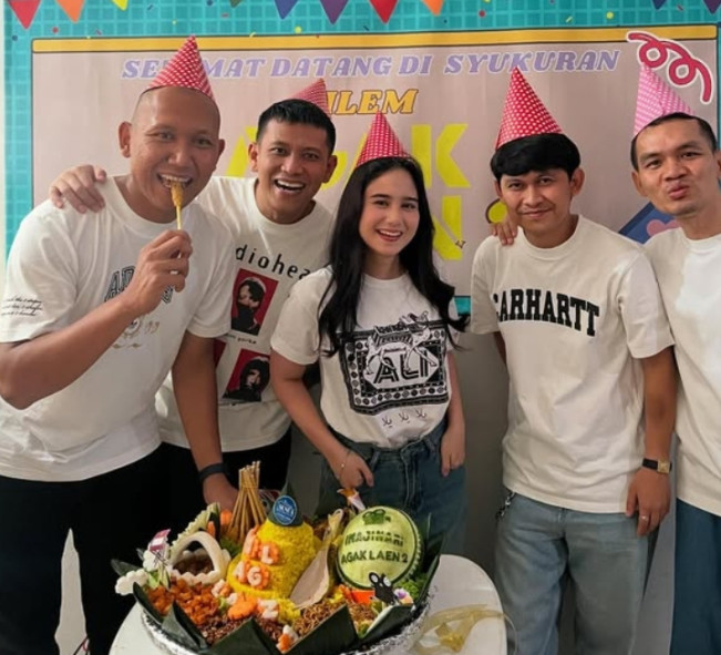 Tissa Biani bersama para pemain Agak Laen 2. [Instagram]