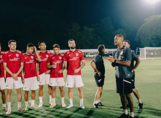 Pelatih Timnas Indonesia Patrick Kluivert memberikan arahan kepada para pemainnya. [Instagram]
