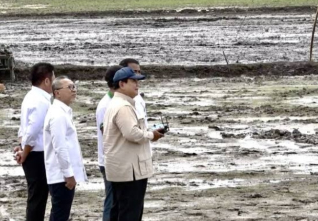 Presiden Prabowo saat meninjau menebar benih padi menggunakan drone. [SS capture]