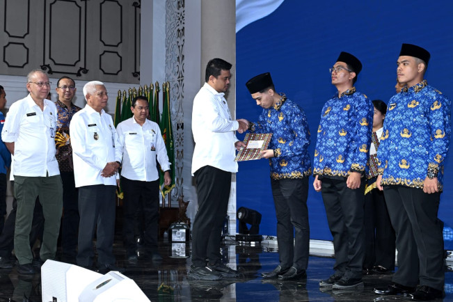 Bobby Nasution saat menyerahkan SK pengangkatan CPNS. [Dok Istimewa]
