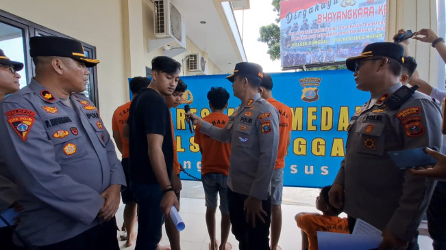 Polisi menginterogasi pelaku begal. [Dok Polsek Sunggal]