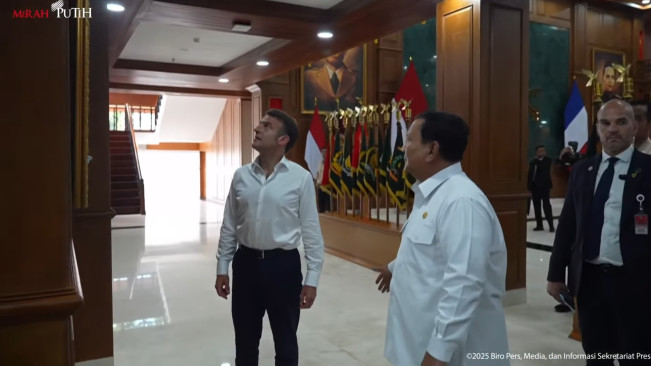 Presiden Prancis Emmanuel Macron melihat lukisan di Akmil Magelang. [YouTube Sekretariat Presiden]