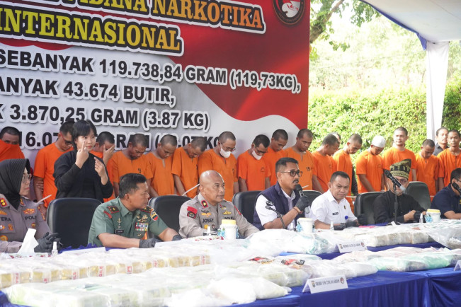 Polisi menggelar konferensi pers pemusnahan narkoba di Riau. [Dok Polri]