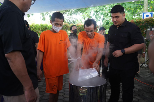 Polisi Musnahkan 119,7 Kg Sabu di Riau, 35 Pemadat Dicokok