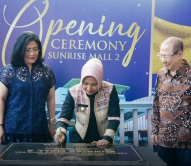 Wali Kota Mojokerto Ika Puspitasari bersama Owner Sunrise Mall Rudyanto. [Instagram]