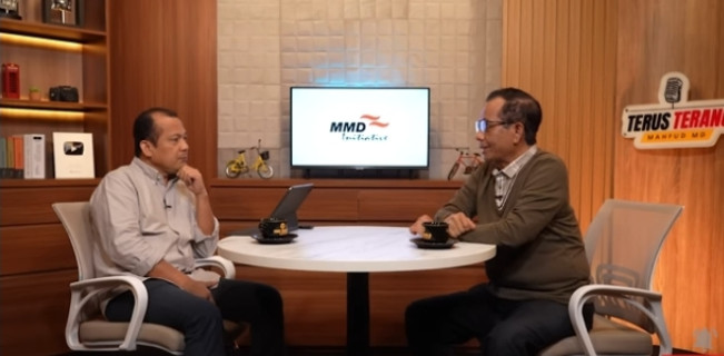 Mahfud saat menjawab pertanyaan host podcast Terus Terang Mahfud MD, Rizal Mustary. [YouTube]