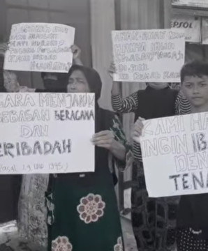 Jamaah Ahmadiyah melakukan aksi protes atas penyegelan yang dilakukan pemerintah.  [Instagram]
