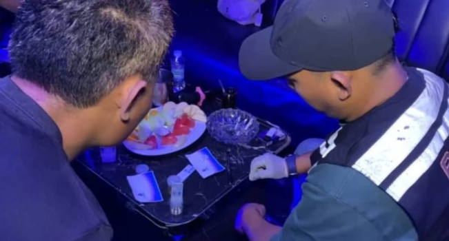 Polisi melakukan pemeriksaan di diskotek di Medan. [Dok Istimewa]