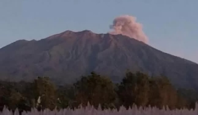Ilustrasi Gunung Raung erupsi lagi dan muntahkan debu vulkanik. [Instagram]